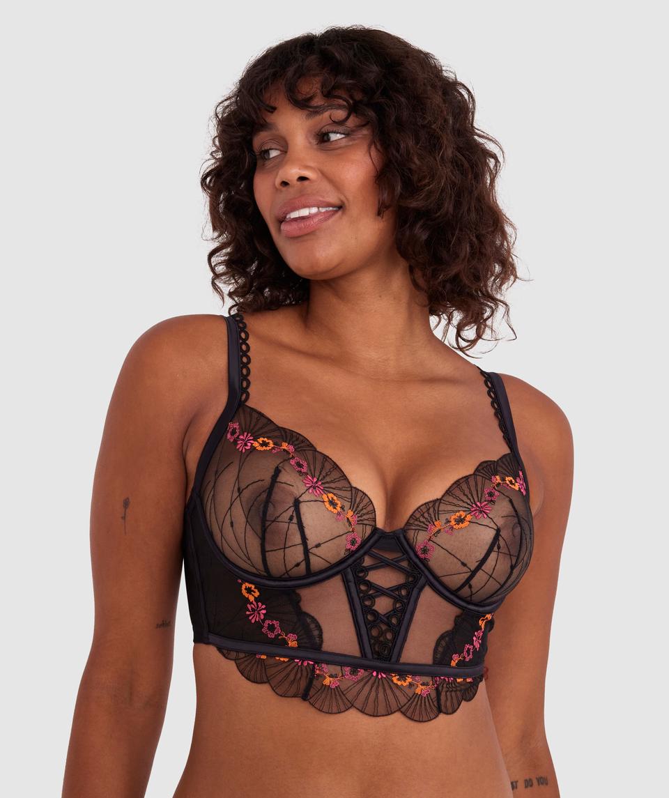Domino is wearing a 12DD bra and 12 underwear, with bust 90cm/35.5in, waist 75cm/29.5in, and hip 98cm/38.5in. She stands at 180cm/5'11in.
