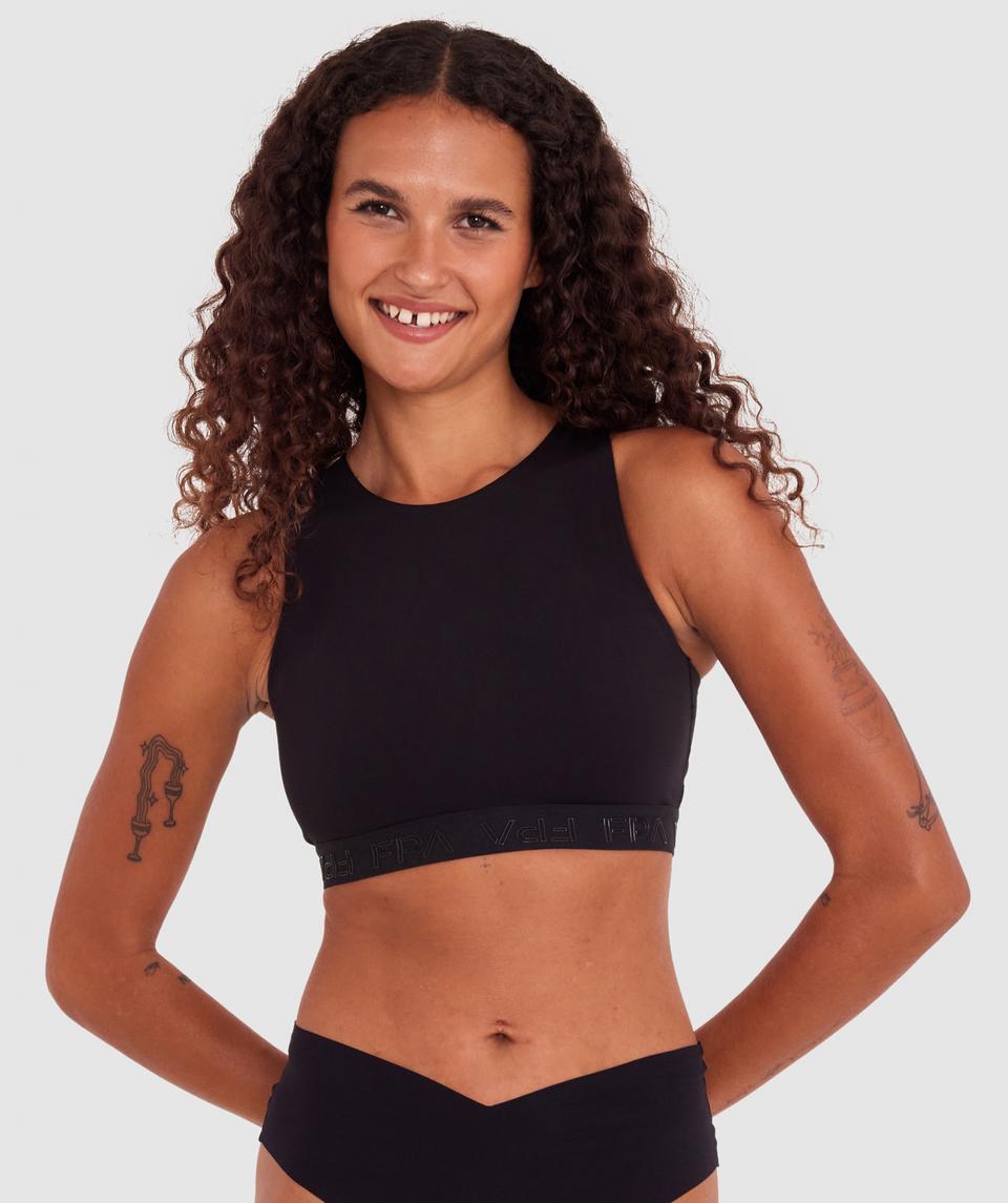 Sanne is wearing a 10BC/S top and 10/S bottom, with bust 81cm/32in, waist 60cm/23.5in, and hip 86cm/34in. She stands at 175cm/5'9in.