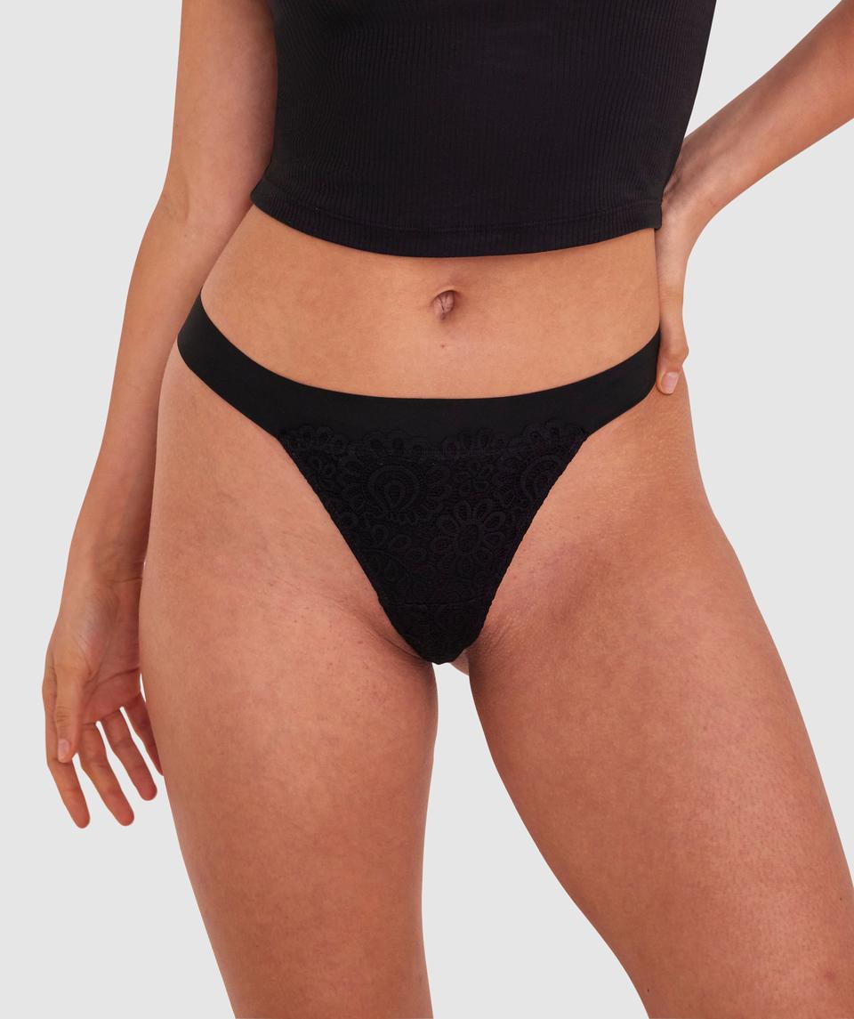 Chloe is wearing a 10C/S top and 10/S bottom, with bust 84cm/33in, waist 61cm/24in, and hip 94cm/37in. She stands at 170cm/5'7in.