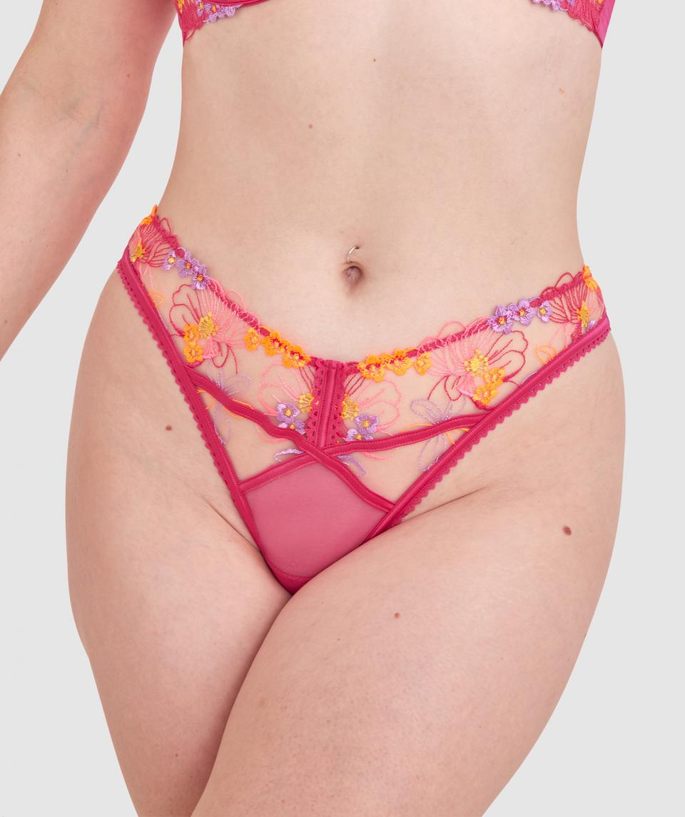 Lucy is wearing a 12DD top and 12 bottom. She stands at 165cm/5'4in.