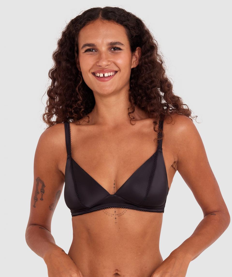 Zara is wearing a 12DD top and 12 bottom, with bust 89cm/35in, waist 71cm/28in, and hip 102cm/40in. She stands at 180cm/5'11in.