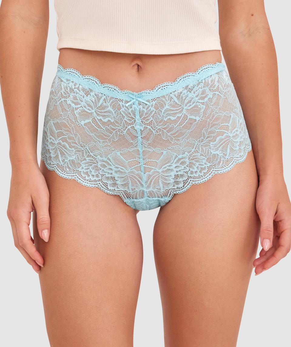 Sianie  wears a size 10 B/C bra and size 10 underwear. She is 175cm tall and has measurements of 85cm bust a 66cm waist and 93cm hips.