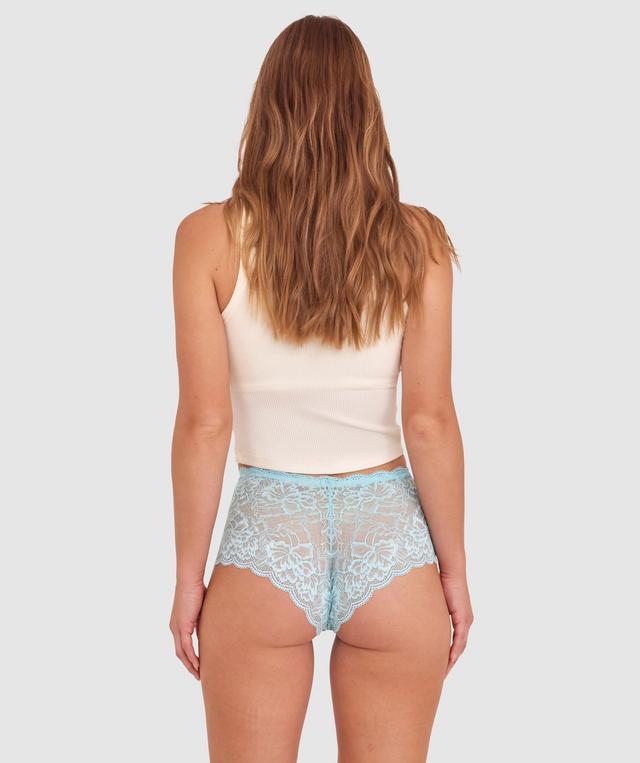 Sianie  wears a size 10 B/C bra and size 10 underwear. She is 175cm tall and has measurements of 85cm bust a 66cm waist and 93cm hips.
