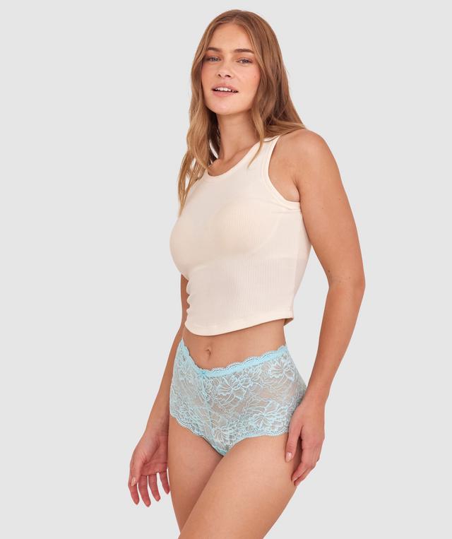 Sianie  wears a size 10 B/C bra and size 10 underwear. She is 175cm tall and has measurements of 85cm bust a 66cm waist and 93cm hips.