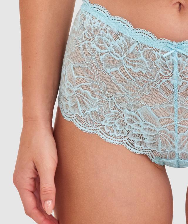 Sianie  wears a size 10 B/C bra and size 10 underwear. She is 175cm tall and has measurements of 85cm bust a 66cm waist and 93cm hips.