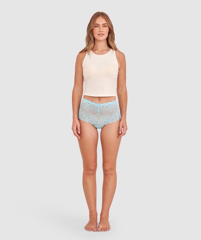 Sianie  wears a size 10 B/C bra and size 10 underwear. She is 175cm tall and has measurements of 85cm bust a 66cm waist and 93cm hips.