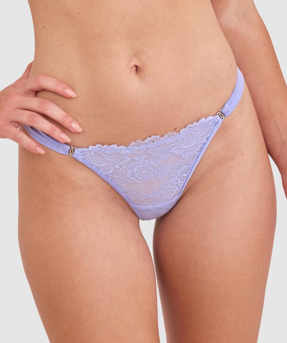 Sianie  wears a size 10 B/C bra and size 10 underwear. She is 175cm tall and has measurements of 85cm bust a 66cm waist and 93cm hips.