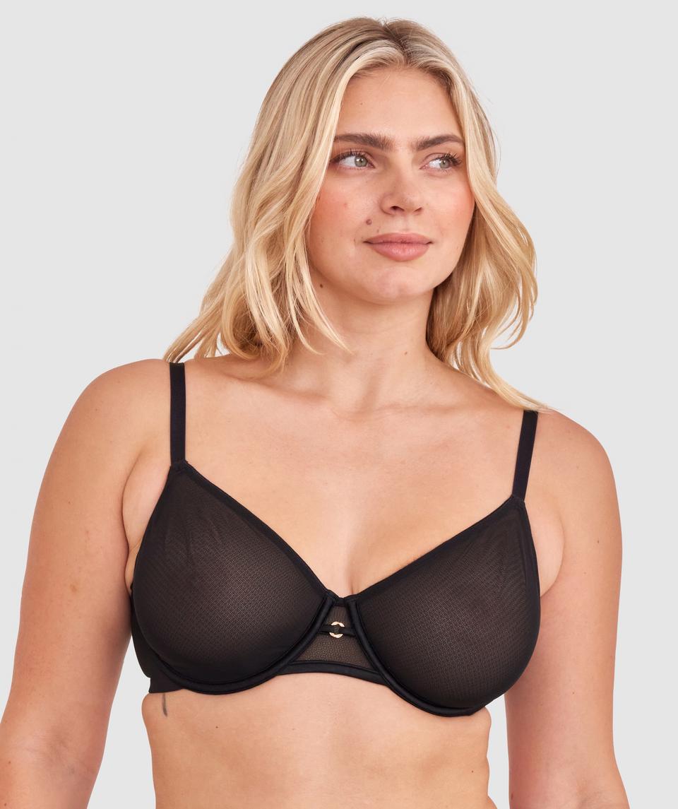Zoe is wearing a 12DD/M top and 12/M bottom, with bust 98cm/38.5in, waist 85cm/33in, and hip 110cm/43in. She stands at 170cm/5'7".