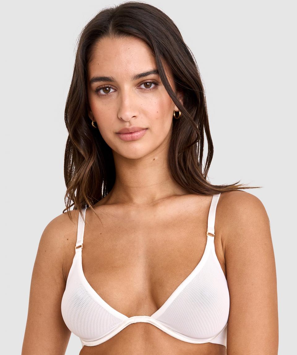 Kushi is wearing a 10C/S top and 10/S bottom, with bust 79cm/31in, waist 61cm/24in, and hip 91cm/36in. She stands at 173cm/5'8in.