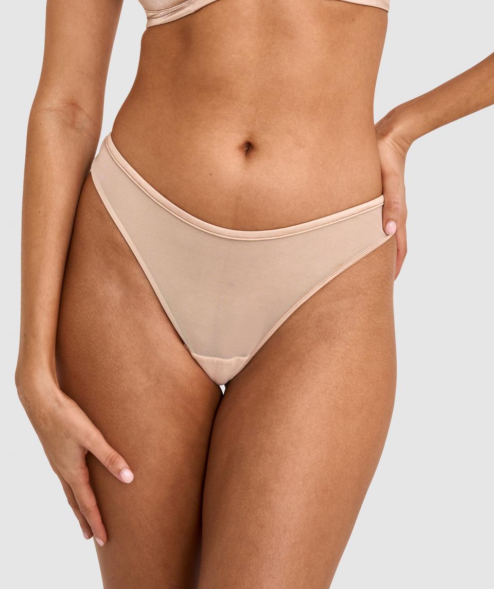 Kushi is wearing a 10C/S top and 10/S bottom, with bust 79cm/31in, waist 61cm/24in, and hip 91cm/36in. She stands at 173cm/5'8in.