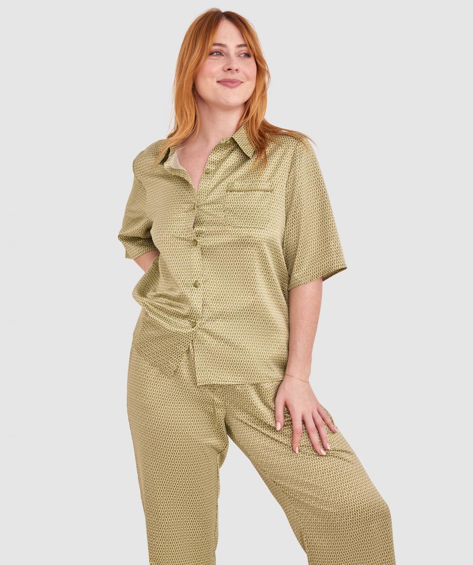 Lucy is wearing a 12DD top and 12 bottom. She stands at 165cm/5'4in.