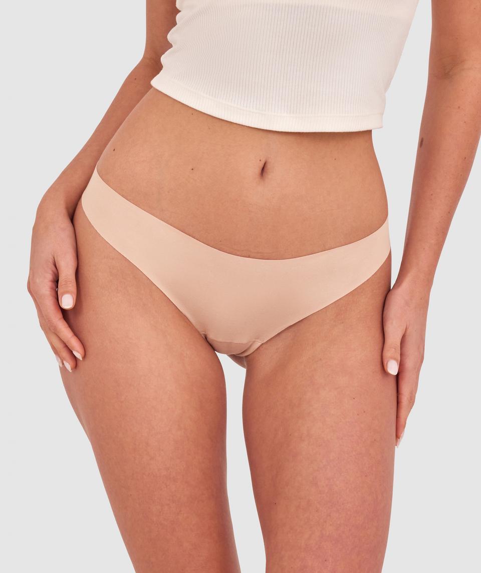 Kris wears a size 10C bra and size 10 underwear. She is 181cm tall and has measurements of 84cm bust a 66cm waist and 99cm hips.