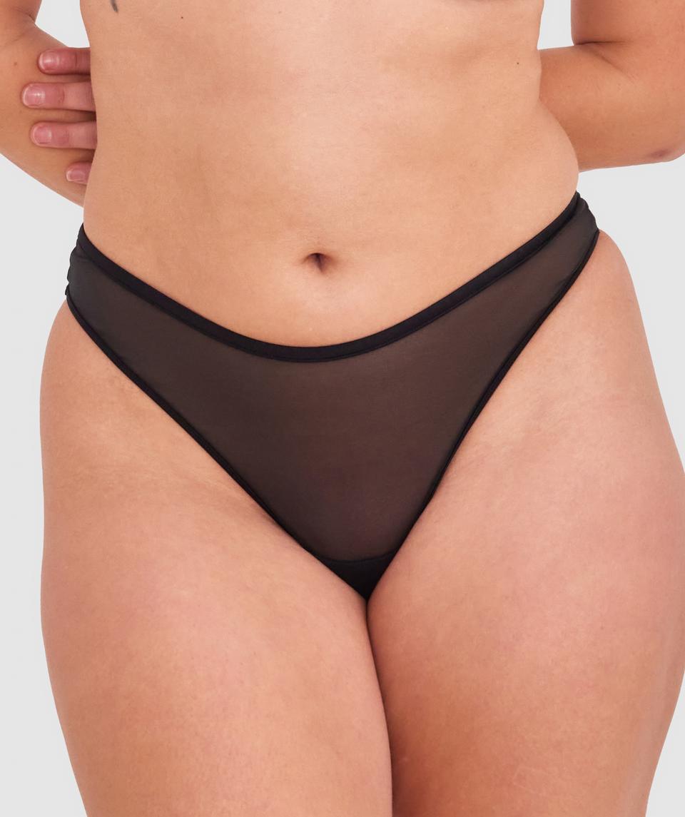 Zoe is wearing a 12DD/M top and 12/M bottom, with bust 98cm/38.5in, waist 85cm/33in, and hip 110cm/43in. She stands at 170cm/5'7".