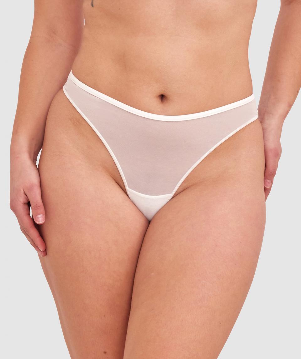 Zoe is wearing a 12DD/M top and 12/M bottom, with bust 98cm/38.5in, waist 85cm/33in, and hip 110cm/43in. She stands at 170cm/5'7".