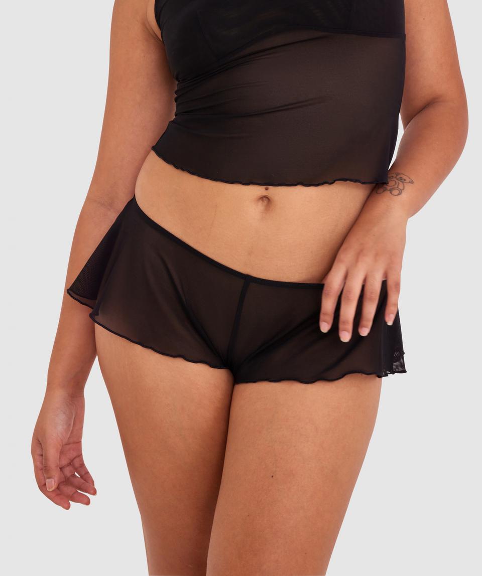 Sarah is wearing a 10B/C top and 10 bottom, with bust 85cm/33.5in, waist 66cm/26in, and hip 99cm/39in. She stands at 174cm/5'7in.