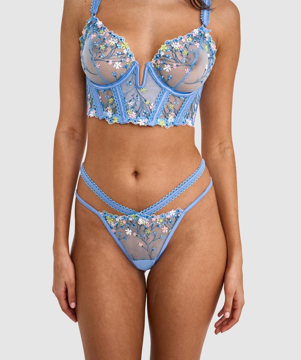 Kushi is wearing a 10C/S top and 10/S bottom, with bust 79cm/31in, waist 61cm/24in, and hip 91cm/36in. She stands at 173cm/5'8in.