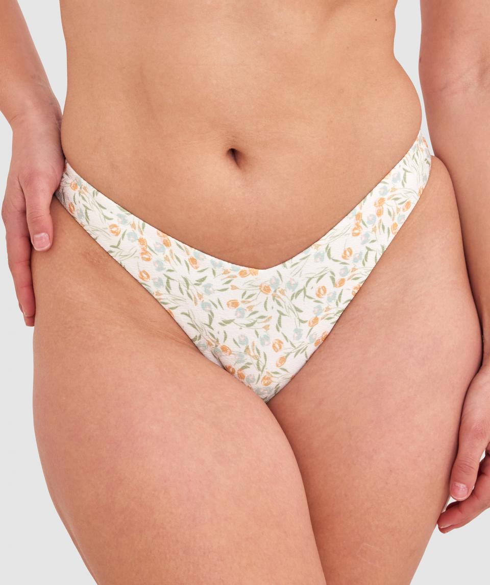 Zoe is wearing a 12DD/M top and 12/M bottom, with bust 98cm/38.5in, waist 85cm/33in, and hip 110cm/43in. She stands at 170cm/5'7".
