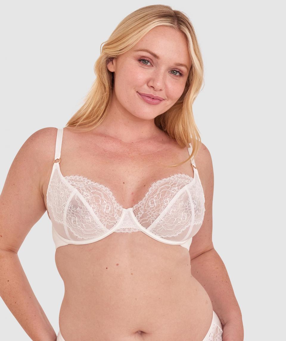 Brooke is wearing a 12DD/M top and 12/M bottom, with bust 99cm/39in, waist 82cm/32.5in, and hip 106cm/42 1/2in. She stands at 175cm/5'8in.