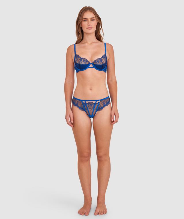 Sianie wears a size 10 B/C bra and size 10 underwear. She is 175cm tall and has measurements of 85cm bust a 66cm waist and 93cm hips.