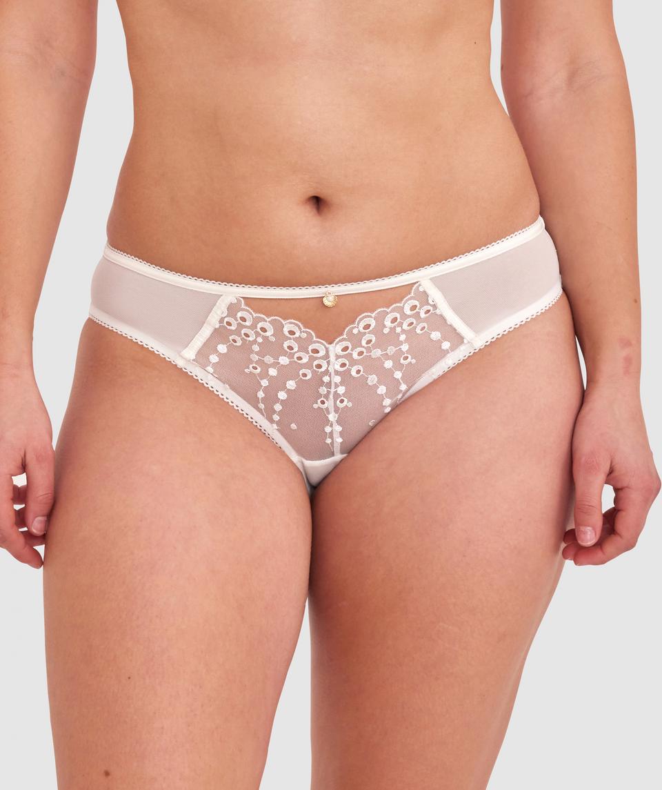Zoe is wearing a 12DD/M top and 12/M bottom, with bust 98cm/38.5in, waist 85cm/33in, and hip 110cm/43in. She stands at 170cm/5'7".