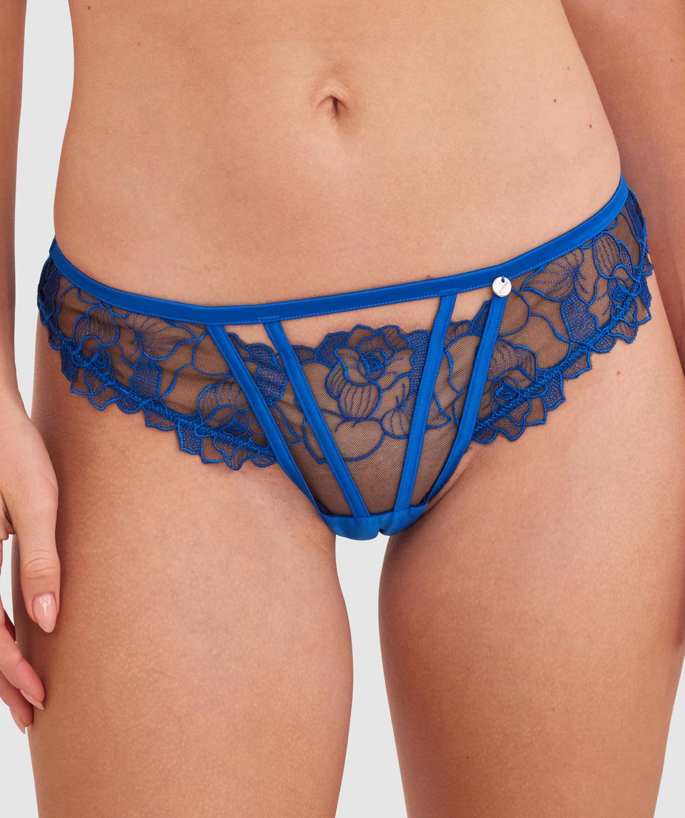 Sianie  wears a size 10 B/C bra and size 10 underwear. She is 175cm tall and has measurements of 85cm bust a 66cm waist and 93cm hips.