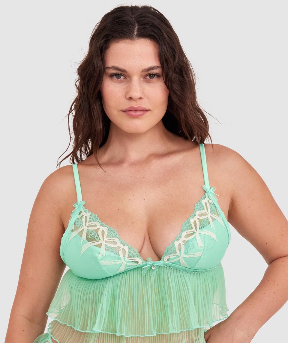Jasmine is wearing a 12DD bra and size 12 underwear, with bust 96cm/38in, waist 77cm/30.5in, and hip 111cm/43.5in. She stands at 175cm/5'9in.