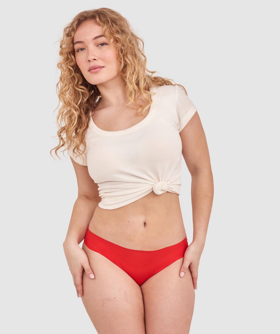 Tay G wears a size 12DD bra and size 12 underwear. She is 161cm tall and has measurements of 92cm bust, a 71cm waist and 101cm hips.