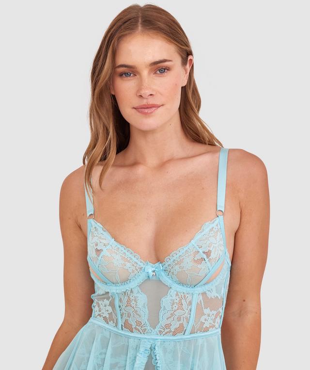 Sianie  wears a size 10 B/C bra and size 10 underwear. She is 175cm tall and has measurements of 85cm bust a 66cm waist and 93cm hips.