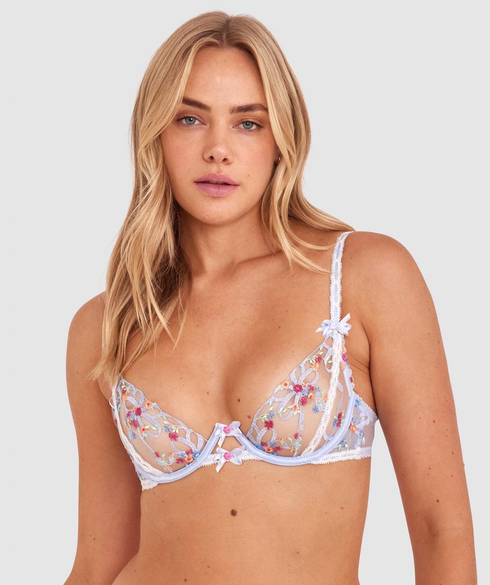 Phoebe is wearing a 10C/S top and 10/S bottom, with bust 83cm/33in, waist 62cm/24 1/2in, and hip 89cm/35in. She stands at 178cm/5'10in.
