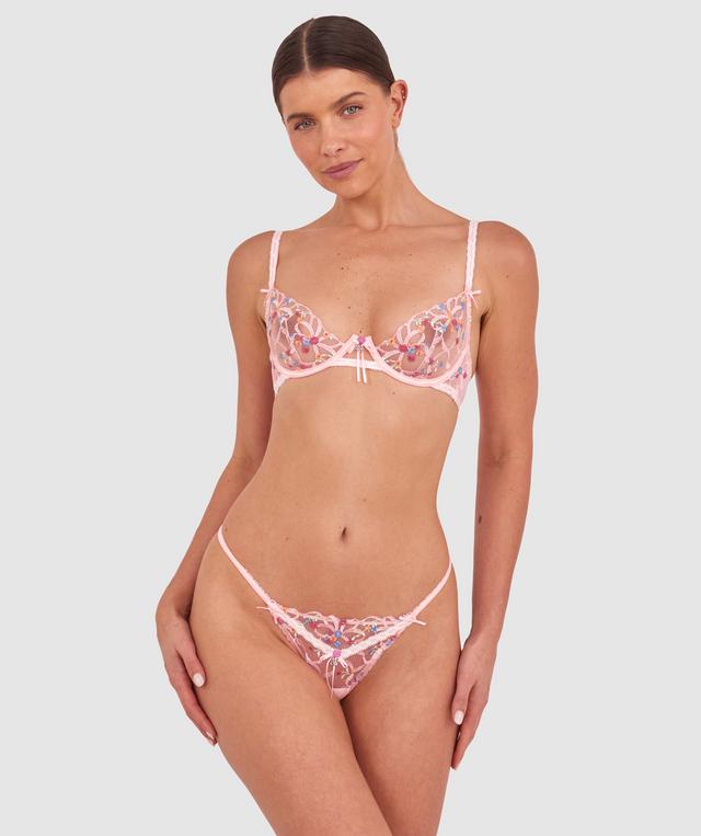 Kris wears a size 10C bra and size 10 underwear. She is 181cm tall and has measurements of 84cm bust a 66cm waist and 99cm hips.