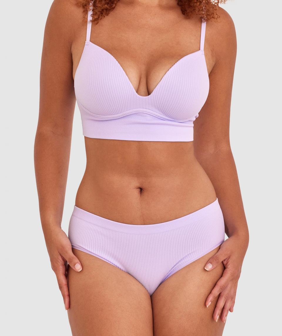 Zara is wearing a 12DD top and 12 bottom, with bust 89cm/35in, waist 71cm/28in, and hip 102cm/40in. She stands at 180cm/5'11in.