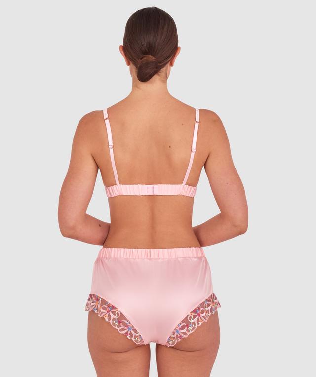 Kris wears a size 10C bra and size 10 underwear. She is 181cm tall and has measurements of 84cm bust a 66cm waist and 99cm hips.