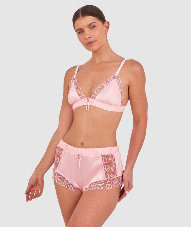Kris wears a size 10C bra and size 10 underwear. She is 181cm tall and has measurements of 84cm bust a 66cm waist and 99cm hips.