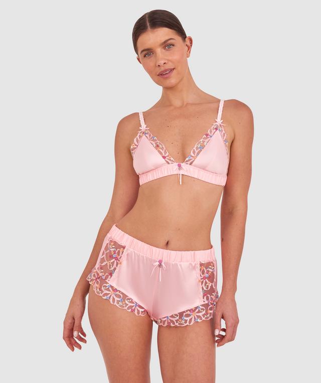 Kris wears a size 10C bra and size 10 underwear. She is 181cm tall and has measurements of 84cm bust a 66cm waist and 99cm hips.