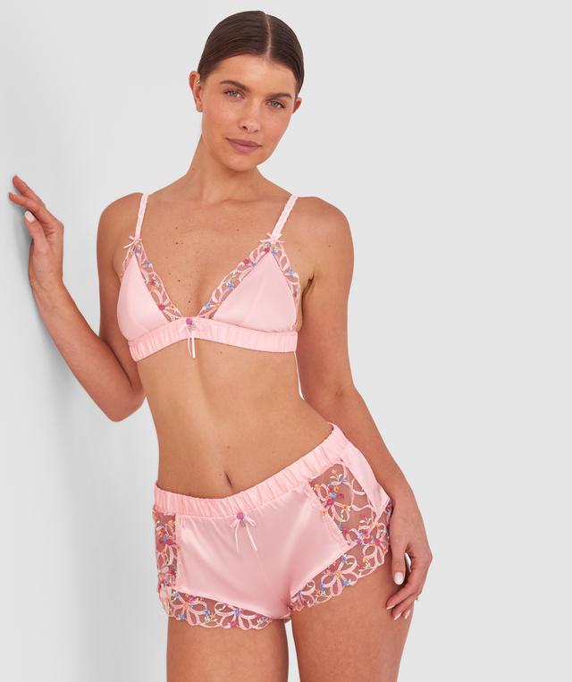 Kris wears a size 10C bra and size 10 underwear. She is 181cm tall and has measurements of 84cm bust a 66cm waist and 99cm hips.