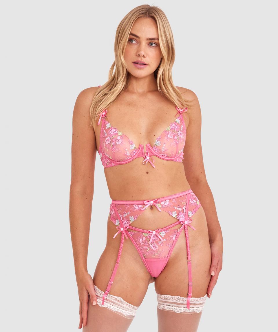 Phoebe is wearing a 10C/S top and 10/S bottom, with bust 83cm/33in, waist 62cm/24 1/2in, and hip 89cm/35in. She stands at 178cm/5'10in.