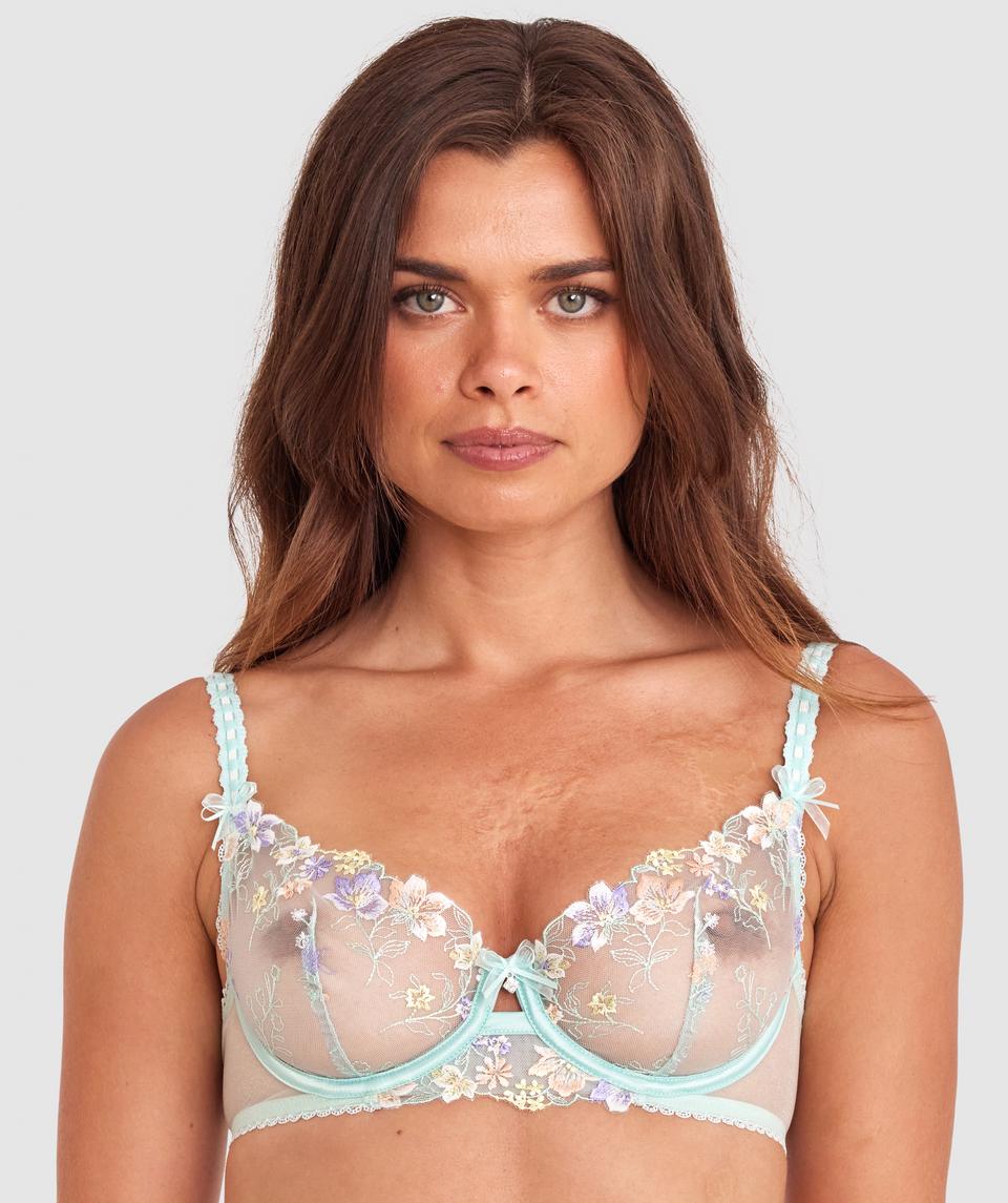 Anna is wearing a 12DD/M top and 12/M bottom, with bust 93cm/36in, waist 75cm/29.5in, and hip 105cm/41in. She stands at 179cm/5'10".