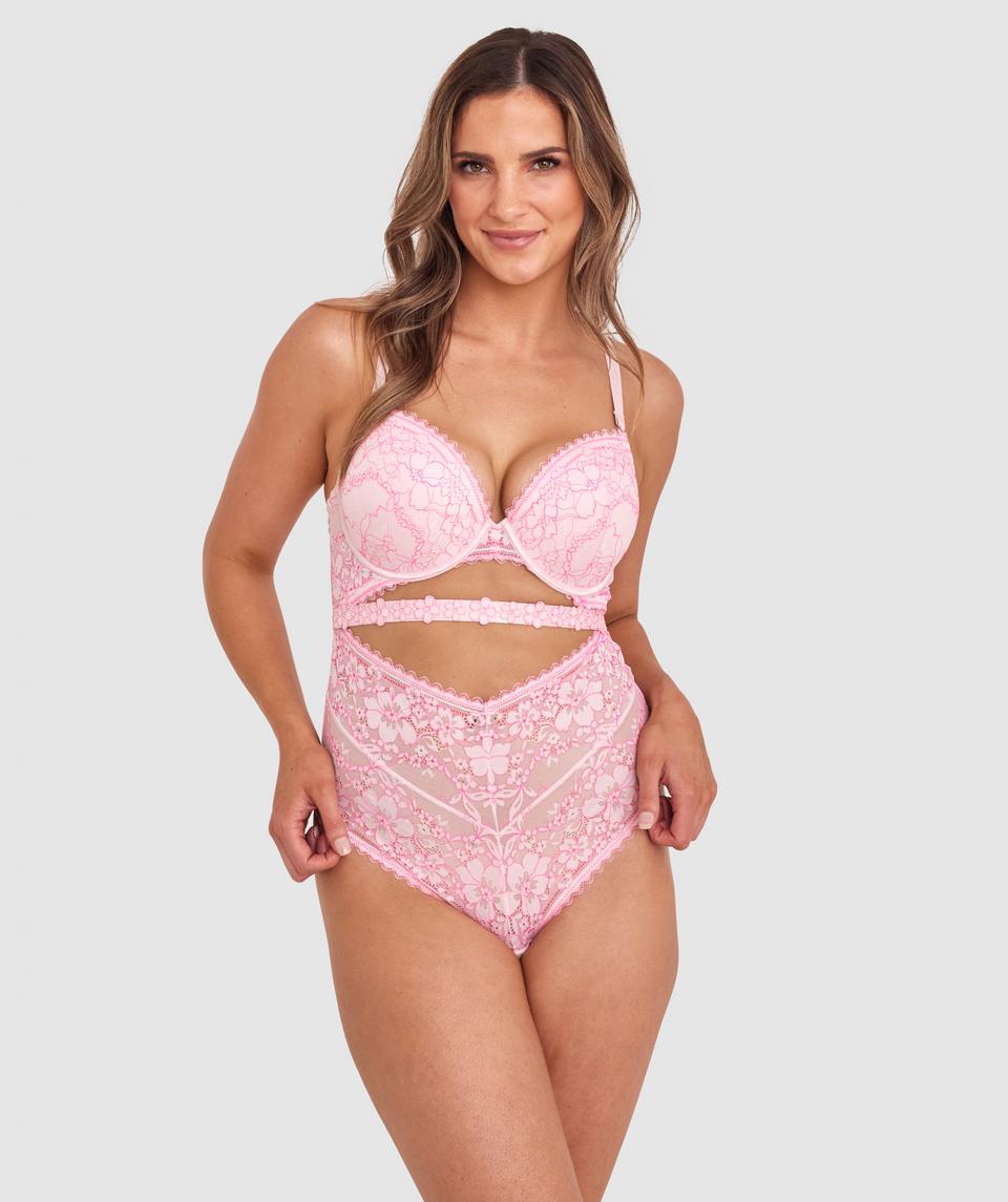 Anna is wearing a 12DD/M top and 12/M bottom, with bust 93cm/36in, waist 75cm/29.5in, and hip 105cm/41in. She stands at 179cm/5'10".