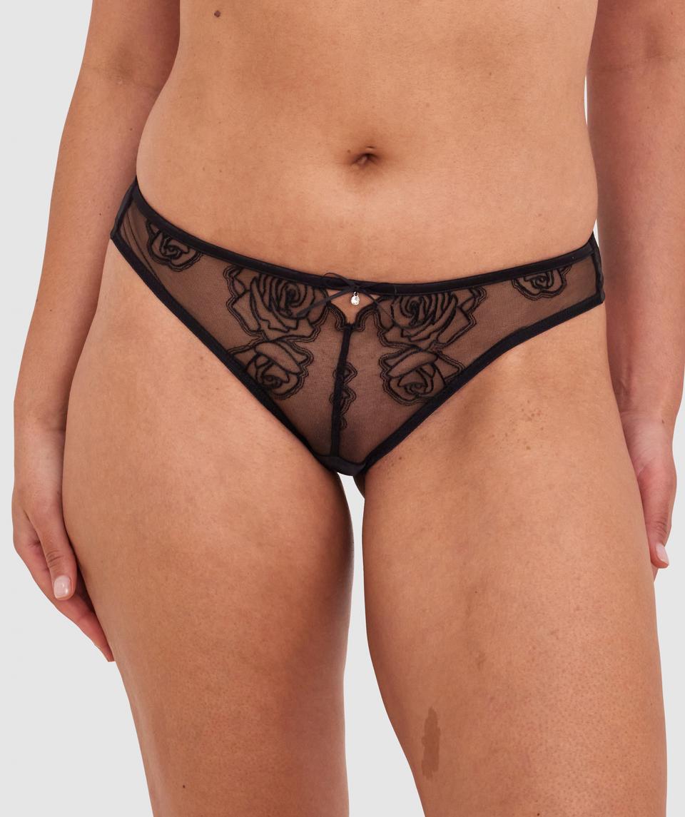 Terri-Leigh wears a size 12DD and size 12 underwear. She is a size 12 Is 177cm tall with a 98cm bust and 79cm waist and 79cm hips.