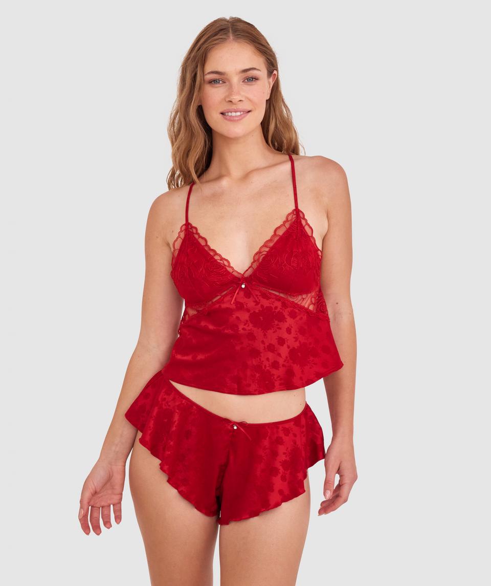 Sianie  wears a size 10 B/C bra and size 10 underwear. She is 175cm tall and has measurements of 85cm bust a 66cm waist and 93cm hips.