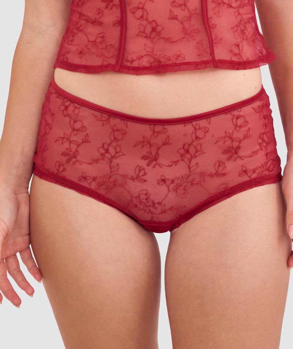 Sianie  wears a size 10 B/C bra and size 10 underwear. She is 175cm tall and has measurements of 85cm bust a 66cm waist and 93cm hips.