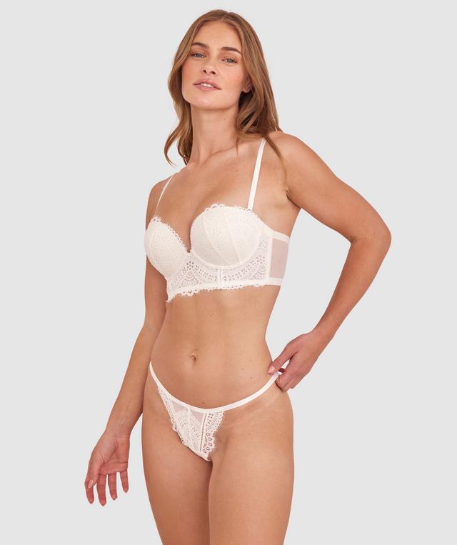 Sianie  wears a size 10 B/C bra and size 10 underwear. She is 175cm tall and has measurements of 85cm bust a 66cm waist and 93cm hips.