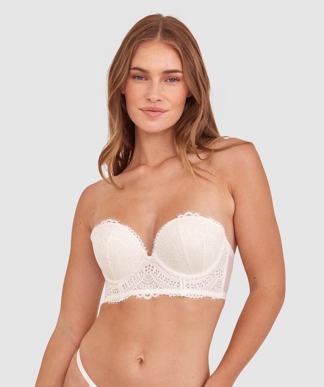 Sianie  wears a size 10 B/C bra and size 10 underwear. She is 175cm tall and has measurements of 85cm bust a 66cm waist and 93cm hips.