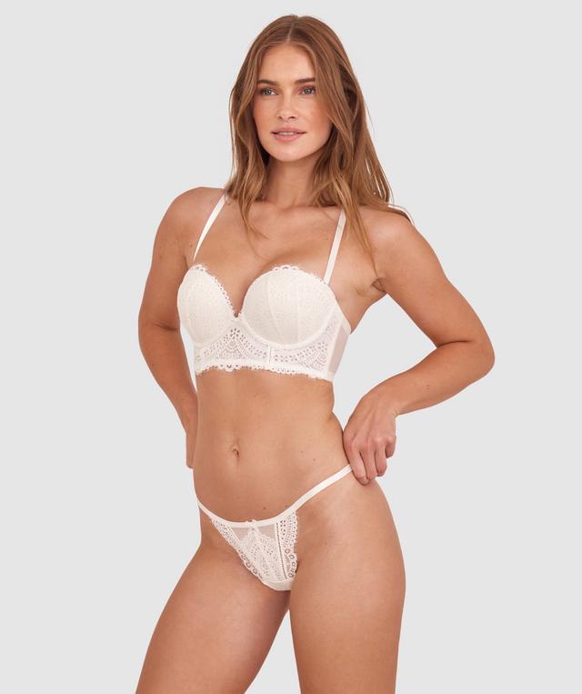 Sianie wears a size 10 B/C bra and size 10 underwear. She is 175cm tall and has measurements of 85cm bust a 66cm waist and 93cm hips.