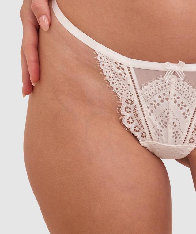 Sianie wears a size 10 B/C bra and size 10 underwear. She is 175cm tall and has measurements of 85cm bust a 66cm waist and 93cm hips.