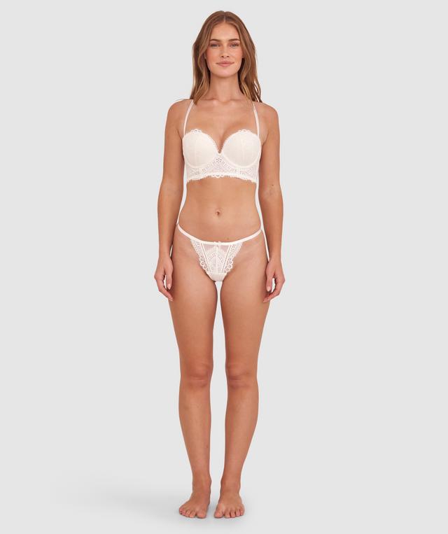 Sianie wears a size 10 B/C bra and size 10 underwear. She is 175cm tall and has measurements of 85cm bust a 66cm waist and 93cm hips.