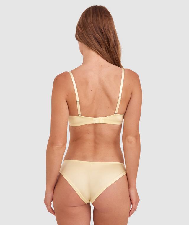 Sianie  wears a size 10 B/C bra and size 10 underwear. She is 175cm tall and has measurements of 85cm bust a 66cm waist and 93cm hips.