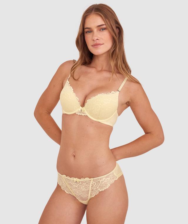 Sianie  wears a size 10 B/C bra and size 10 underwear. She is 175cm tall and has measurements of 85cm bust a 66cm waist and 93cm hips.