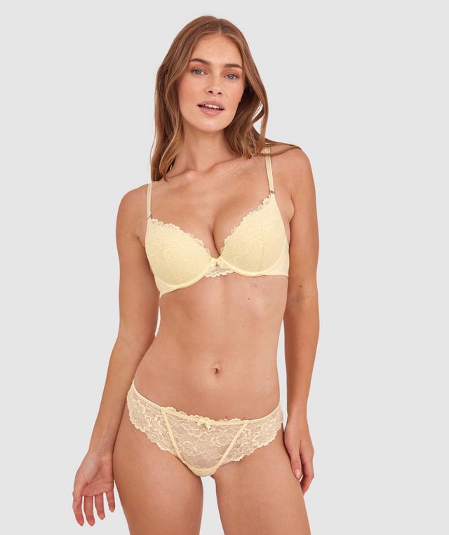 Sianie  wears a size 10 B/C bra and size 10 underwear. She is 175cm tall and has measurements of 85cm bust a 66cm waist and 93cm hips.