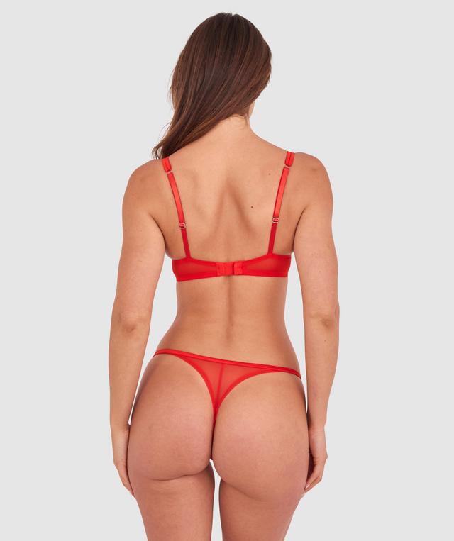 Kris wears a size 10C bra and size 10 underwear. She is 181cm tall and has measurements of 84cm bust a 66cm waist and 99cm hips.